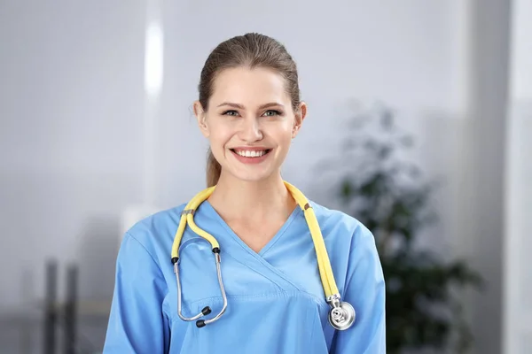 Retrato Jovem Assistente Médico Com Estetoscópio Hospital — Fotografia de Stock