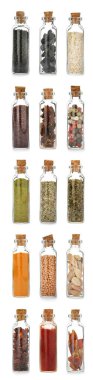 Cam şişeler farklı baharatlar ve otlar üzerinde beyaz arka plan ile. Büyük koleksiyon