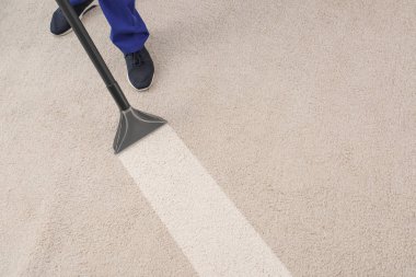 Adam profesyonel elektrikli süpürge odasında, üstten görünüm ile halı kir kaldırma