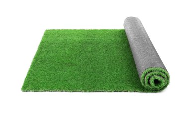 Suni çim halı beyaz arka plan üzerinde yuvarlandı. Dış öğe