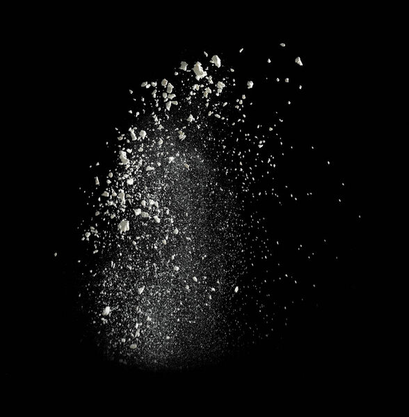 Облако пшеничной муки на черном фоне
