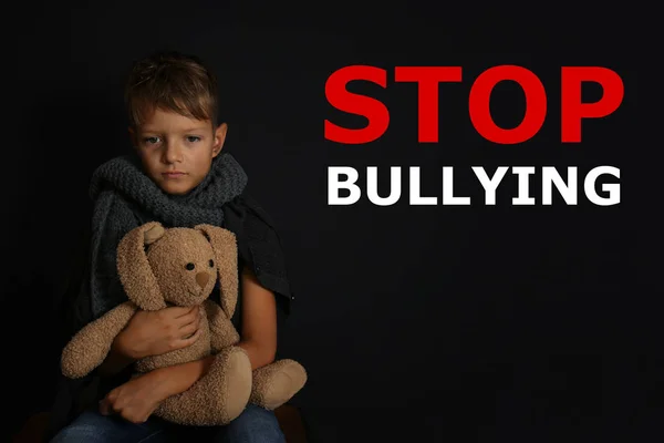 Triste Niño Pequeño Con Juguete Mensaje Stop Bullying Sobre Fondo — Foto de Stock