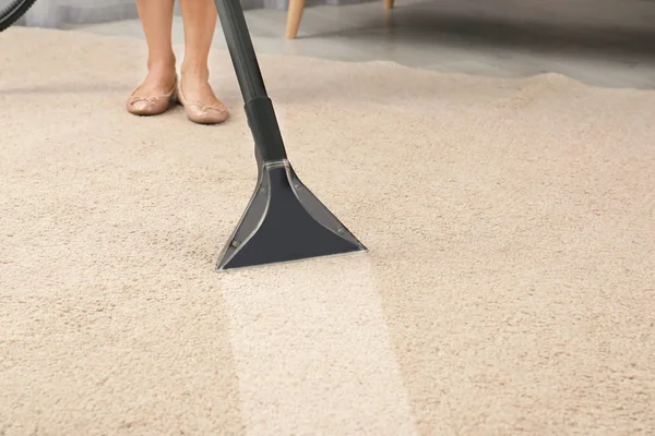 Mujer Eliminando Suciedad Alfombra Con Aspiradora Habitación — Foto de Stock