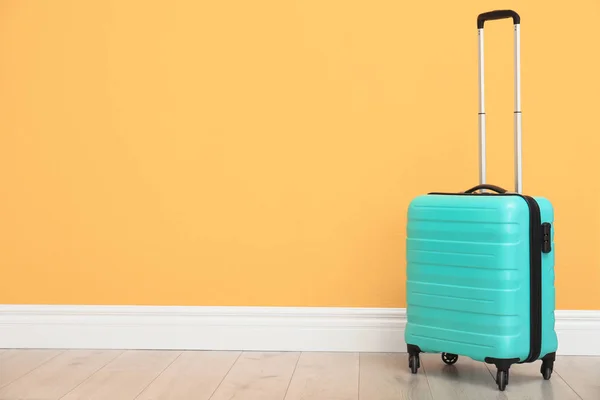 Maleta Embalada Para Viajar Suelo Cerca Pared Color Espacio Para —  Fotos de Stock