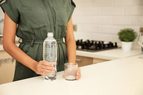 Mujer Con Botella Vaso Agua Cocina Primer Plano Espacio Para —  Fotos de Stock