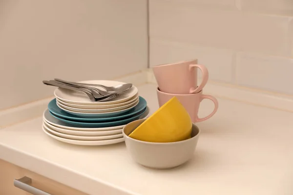 Vaisselle Couverts Propres Sur Comptoir Dans Cuisine — Photo