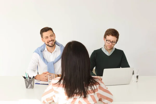 Geleidende Sollicitatiegesprek Van Commissie Van Menselijke Hulpbronnen Met Aanvrager Kantoor — Stockfoto