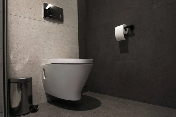 Novo Vaso Sanitário Moderno Interior Banheiro Espaço Para Texto — Fotografia de Stock