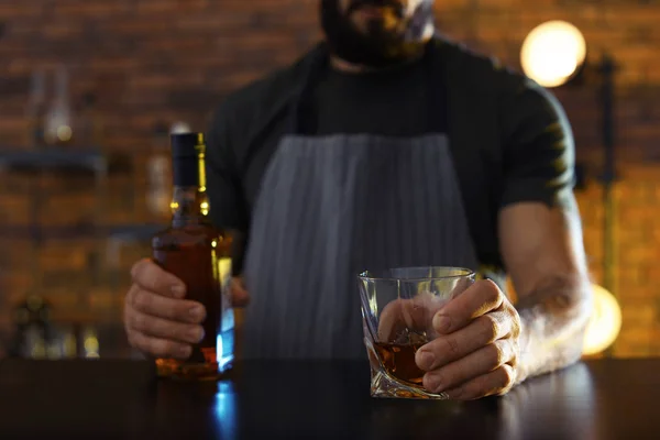 Bartender Med Glas Och Flaska Whisky Räknaren Bar Närbild Utrymme — Stockfoto