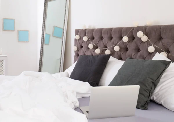 Şık Odası Yatakta Üstünde Laptop — Stok fotoğraf