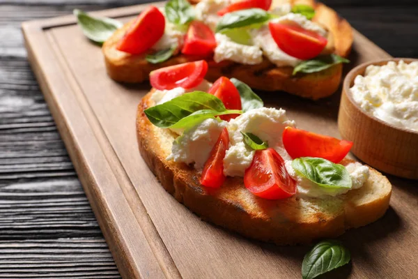 Toasted Bread Tasty Cream Cheese Tomatoes Wooden Board — Stock Photo, Image