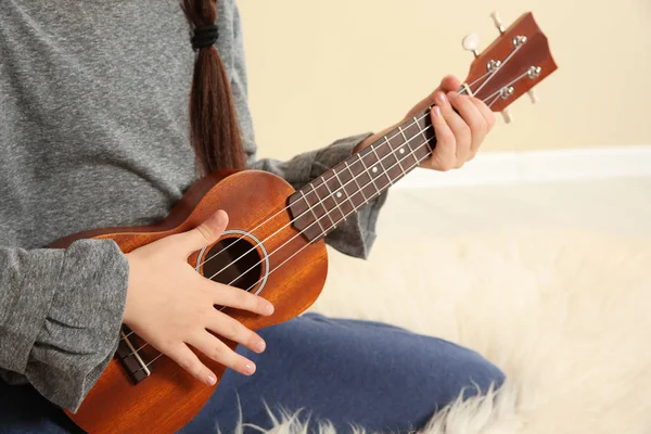 Niña Tocando Guitarra Madera Interior Primer Plano — Foto de Stock