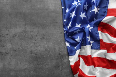 Amerikan bayrağı üzerinde gri arka plan, metin için yer ile üstten görünüm