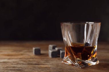 Altın viski taşlar masada soğutma ile cam. Metin için yer