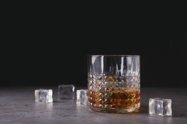 Masada buz küpleri ile cam altın viski. Metin için yer