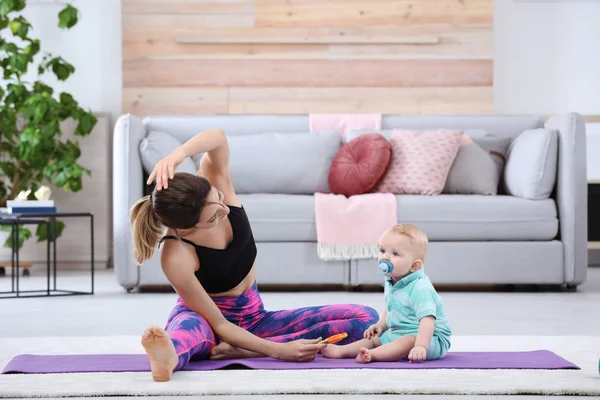 Jovem Esportiva Fazendo Exercícios Com Filho Casa Treinamento Fitness — Fotografia de Stock