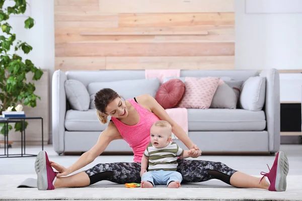 Jeune Femme Sportive Faisant Exercice Avec Son Fils Maison Exercice — Photo