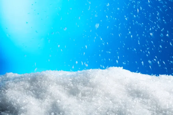 青色の背景に落ちる雪の結晶 冬の天候 — ストック写真