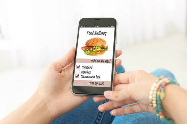 Smartphone-e doğru sipariş gıda teslim evde kullanan kadın