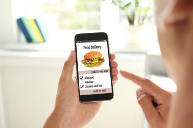 Adam evde Smartphone-e doğru sipariş gıda teslim kullanma