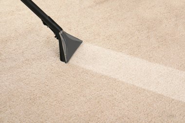 Elektrikli süpürge odasında halı kir kaldırılıyor