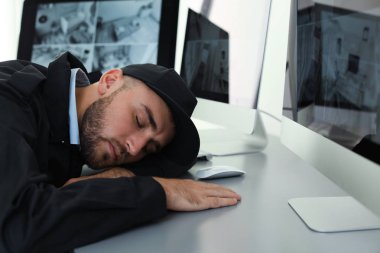 Erkek güvenlik görevlisi işyerinde kapalı uyku