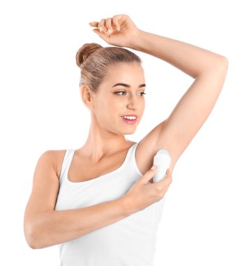 Beyaz arka plan üzerinde deodorant kullanan genç kadın
