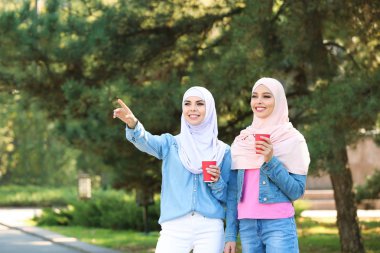 Park'ta yürüyordunuz kahve ile Müslüman kadınlar