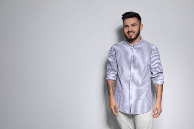 Açık renkli karşı yakışıklı genç adam portresi. Metin için yer