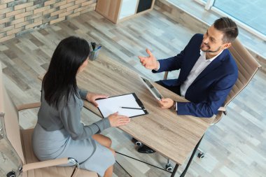 Başvuru sahibi ile iş görüşmesi yapan insan kaynakları yöneticisi