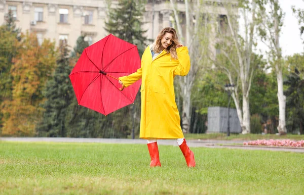 Joyeux Jeune Femme Avec Parapluie Rouge Dans Parc Jour Pluie — Photo