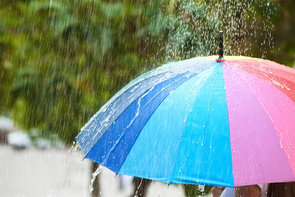 Mujer Con Paraguas Brillante Bajo Lluvia Calle — Foto de Stock