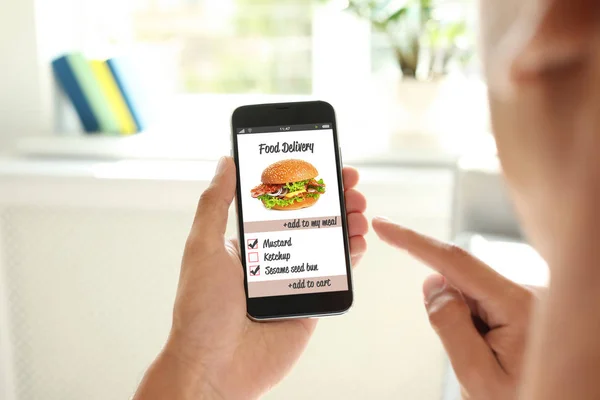 Ember Használ Smartphone Hoz Rend Ételfutár Otthon — Stock Fotó