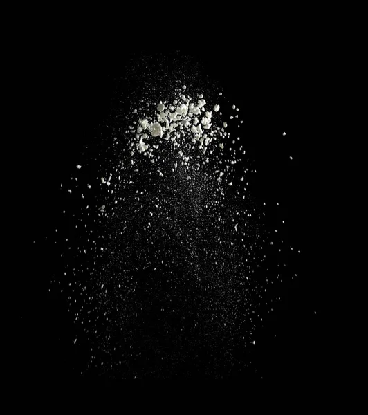 黑色背景下的小麦粉飞溅云 — 图库照片