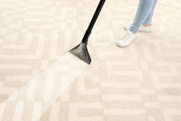 Wanita Menghapus Kotoran Dari Karpet Dengan Vacuum Cleaner Kamar — Stok Foto