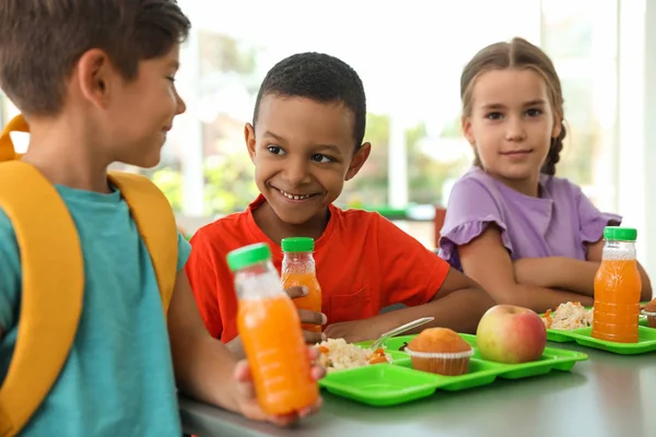 Crianças Sentadas Mesa Comendo Alimentos Saudáveis Durante Intervalo Escola — Fotografia de Stock