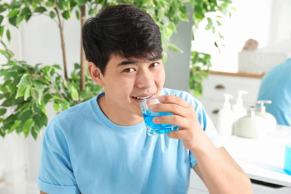 Man Sköljer Munnen Med Munvatten Badrummet Tänder Och Sjukvård — Stockfoto