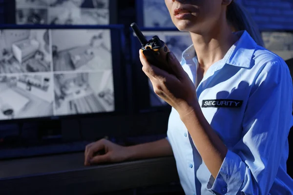 Kvinnliga Säkerhetsvakt Med Bärbar Sändare Arbetsplatsen Närbild Cctv Övervakning — Stockfoto