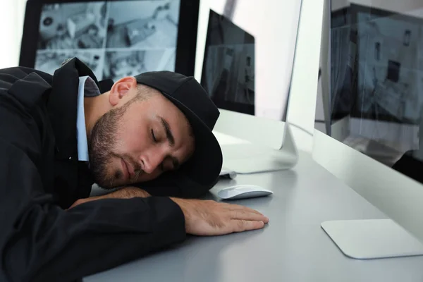 Hombre Guardia Seguridad Durmiendo Lugar Trabajo Interiores —  Fotos de Stock