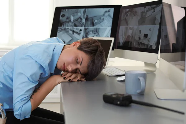 Vrouwelijke Bewaker Slapen Werkplek Binnenshuis — Stockfoto