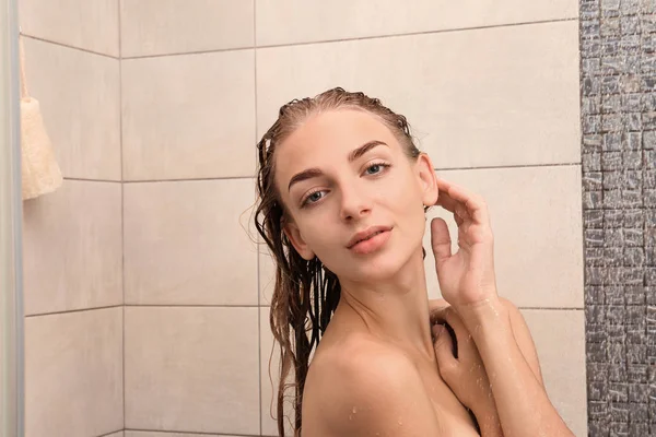 Belle Jeune Femme Prenant Une Douche Maison — Photo