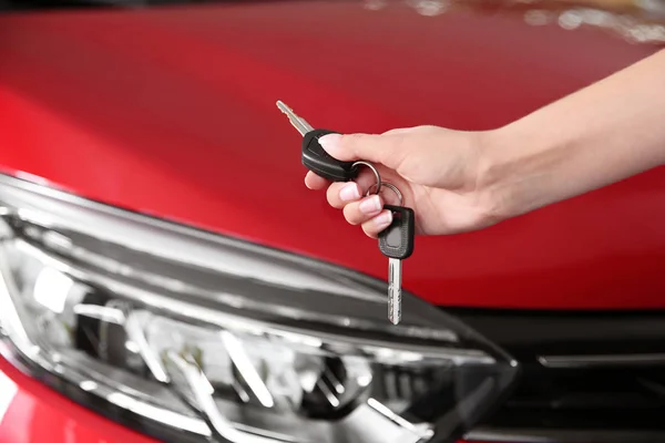 Vrouw Met Auto Sleutel Buurt Van Nieuwe Auto Close — Stockfoto