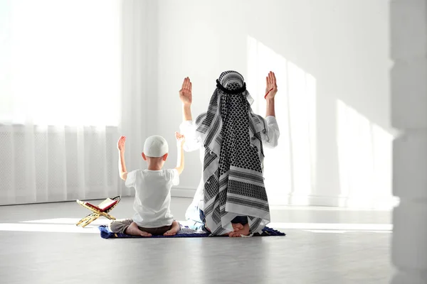 Muçulmano Homem Seu Filho Orando Juntos Dentro Casa — Fotografia de Stock