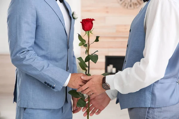 Gelukkig Jonggehuwde Homo Paar Met Bloem Thuis Close — Stockfoto