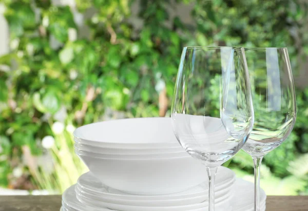 Clean Dishes Glasses Wooden Table Blurred Background — Stock Photo, Image