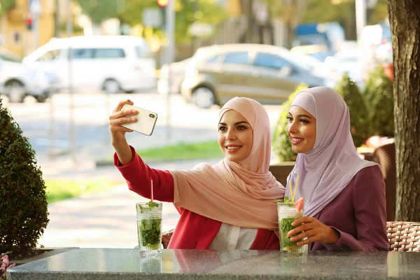 Mujeres Musulmanas Tomando Selfie Café Aire Libre —  Fotos de Stock