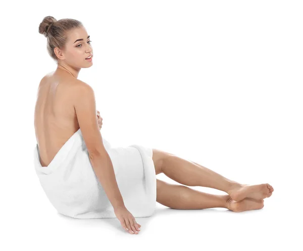 Giovane Donna Con Asciugamano Morbido Seduta Sfondo Bianco — Foto Stock