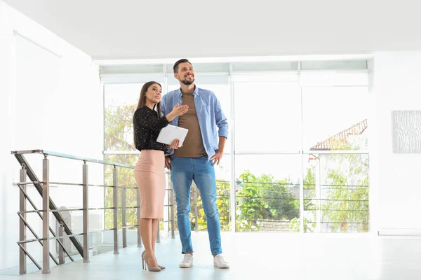 Immobilienmaklerin Zeigt Mann Neues Haus Drinnen — Stockfoto