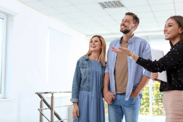 Kadın Emlakçı Gösteren Yeni Çift Kapalı — Stok fotoğraf