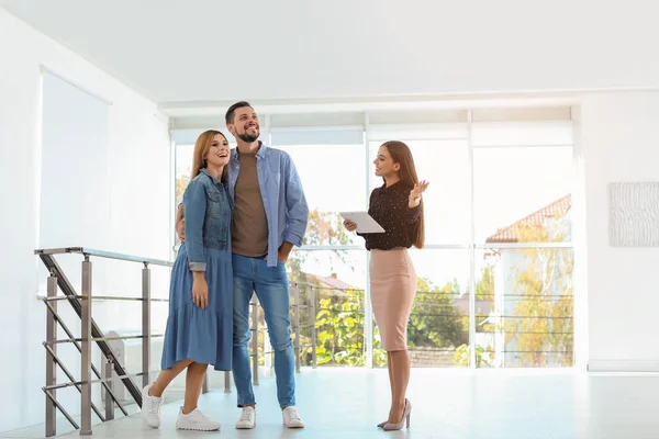 Female Real Estate Agent Showing New House Couple Indoors — Stock Photo, Image